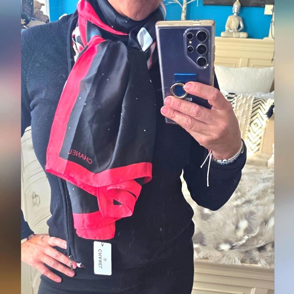 CHANEL Black and Red Scarf - Picture 6 of 17